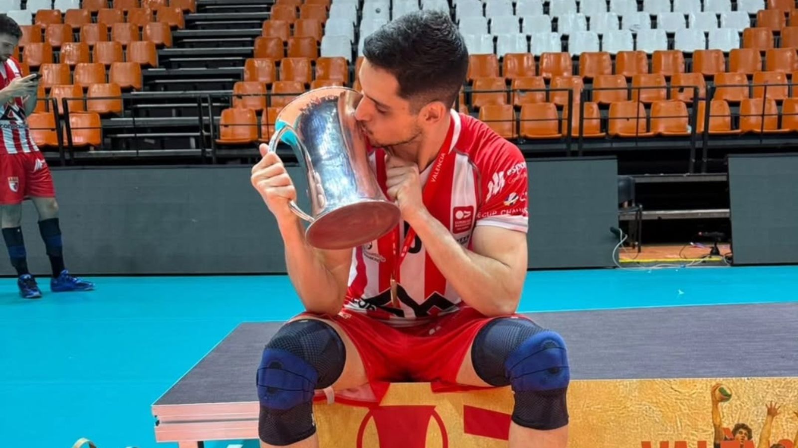 Rubén Lorente besa el trofeo copero tras la victoria de su equipo en la final ante el CV Melilla.