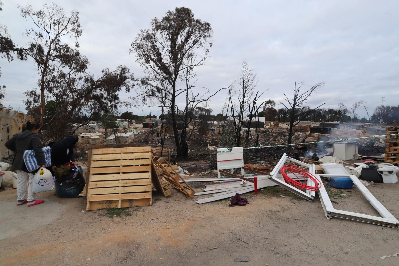 Imágenes del incendio de un asentamiento en Palos de la Frontera, donde falleció un joven de 23 años