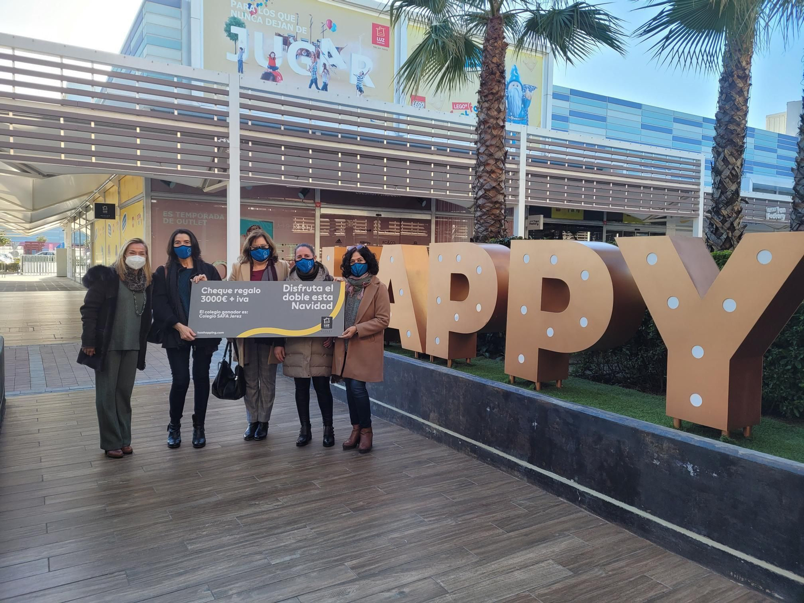 Los representantes del centro, recibiendo el premio.