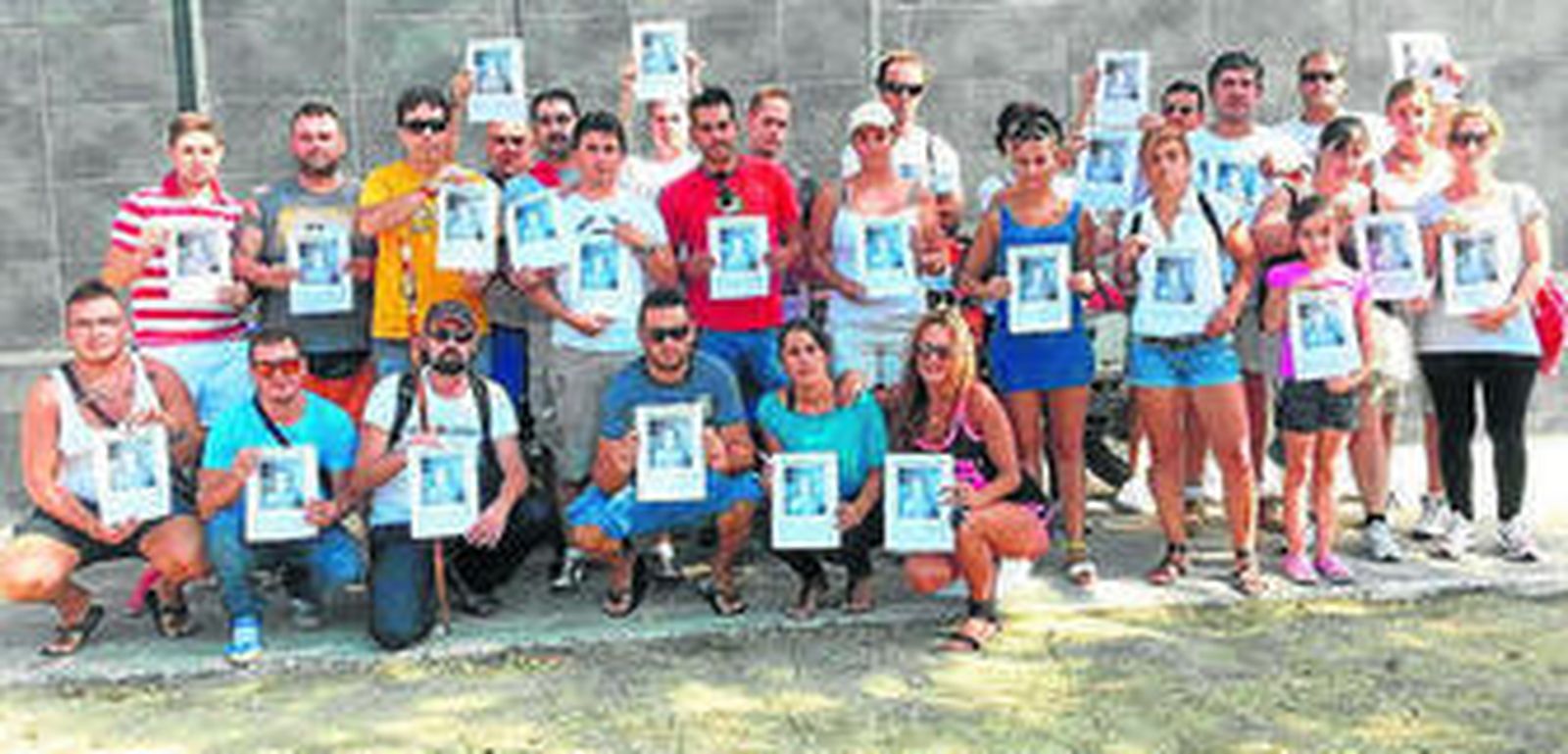 Algunos de los familiares y amigos de Leonor, ayer, durante la búsqueda.