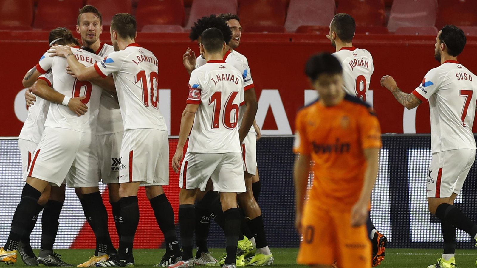 Jugadores del Sevilla celebran uno de los goles de De Jong.