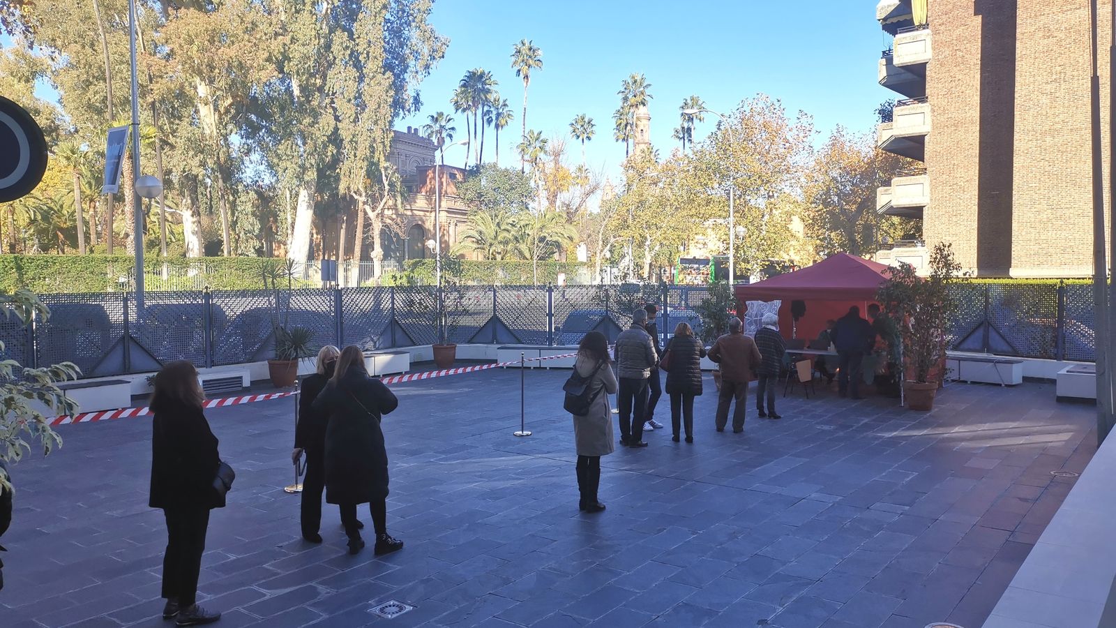 El Colegio de Médicos comienza a administrar la tercera dosis de la vacuna contra el Covid a sanitarios.