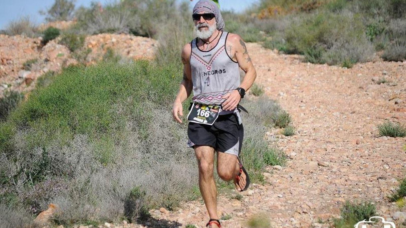 Pies Negros, en el Trail de Cabo de Gata con sandalias.