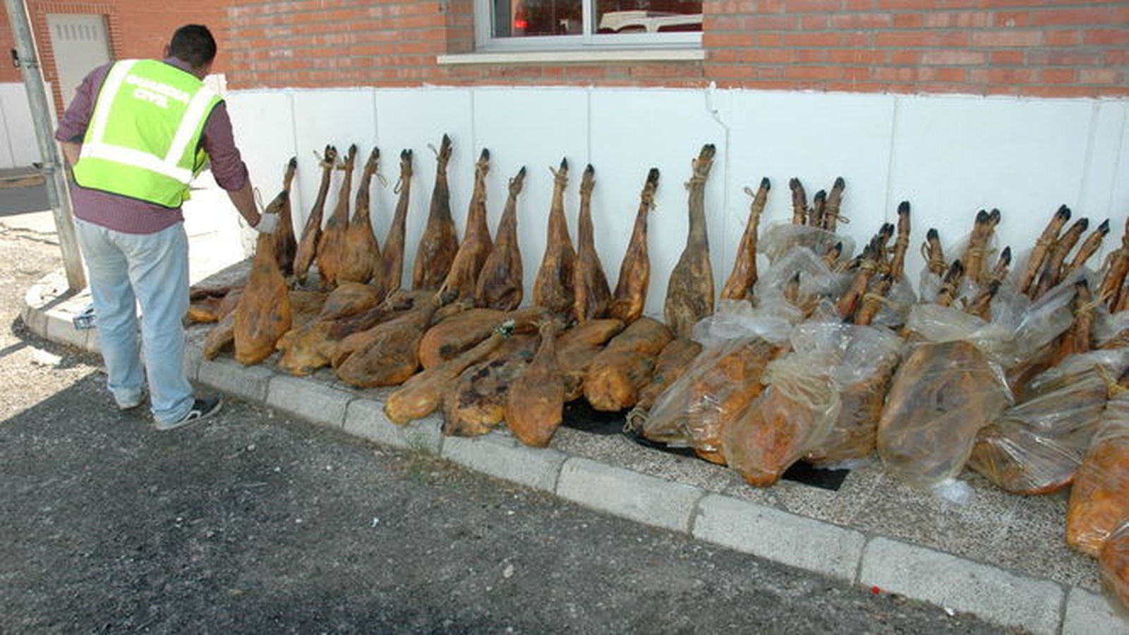 La Guardia Civil, con una partida de jamones robados, en una imagen de archivo.