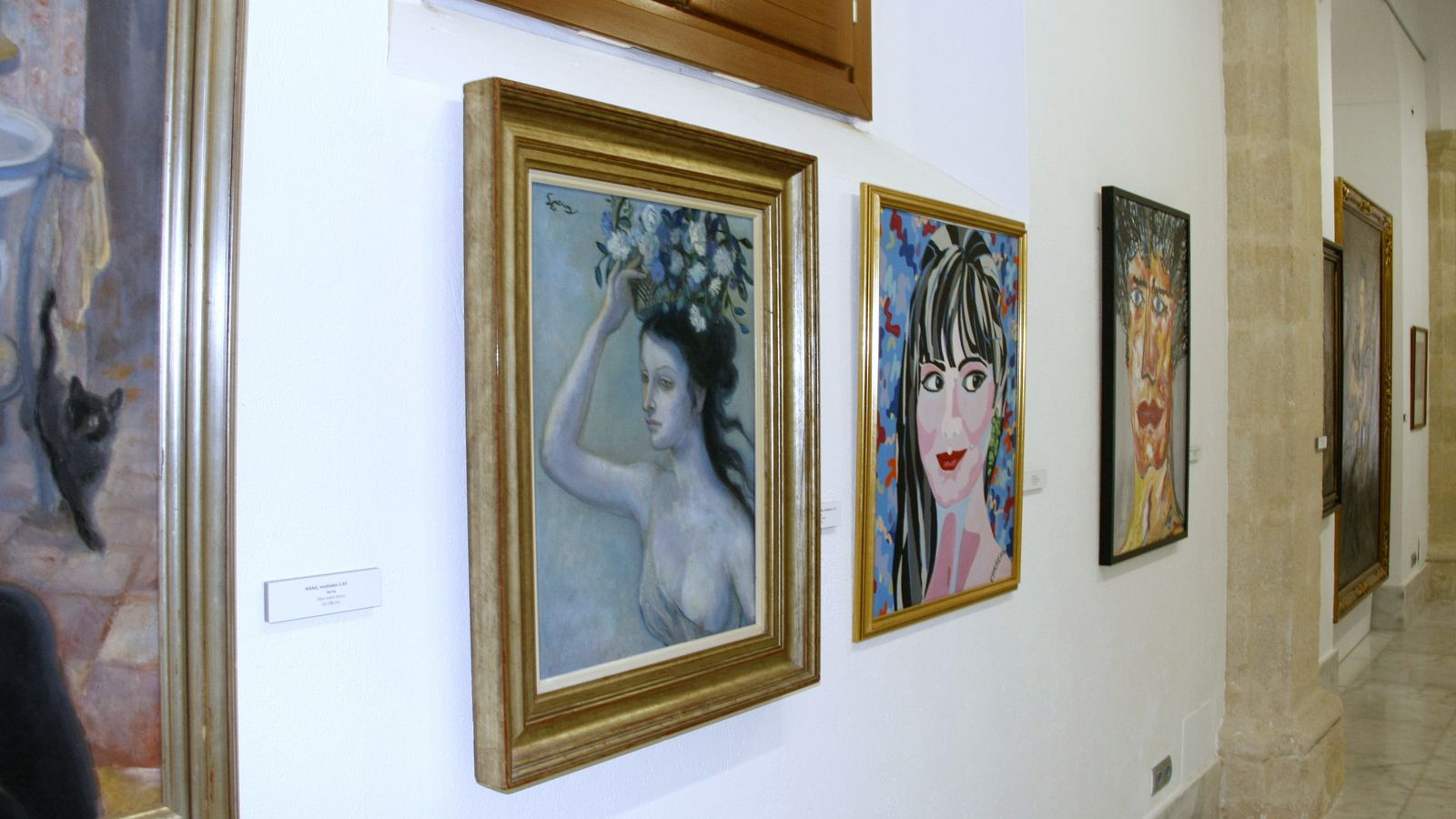 Algunos de los retratos expuestos en el Hospitalito.