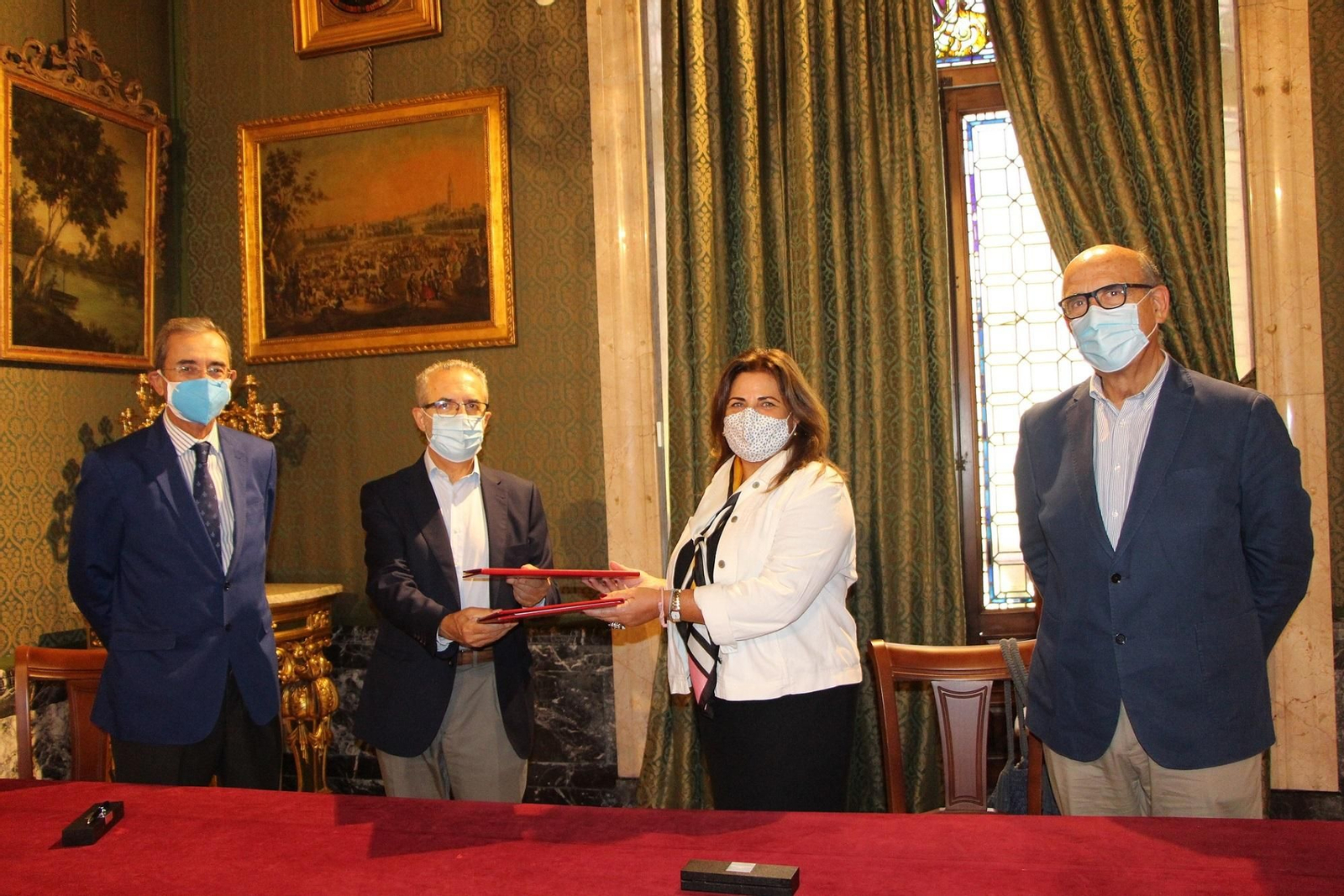 El delegado de Bienestar Social, Empleo y Planes Integrales de Transformación Social, Juan Manuel Flores, con la directora y el presidente de Proyecto Hombre, María Ángeles Fernández y Francisco Herrera del Pueyo, respectivamente, y  el presidente del Patronato de Proyecto Hombre, Antonio Fragero.