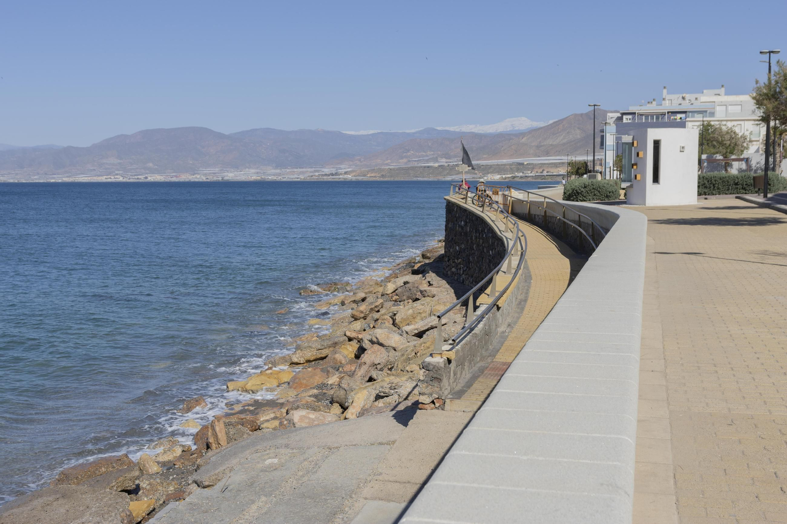 Playa de Balerma, afectada por la regresión.