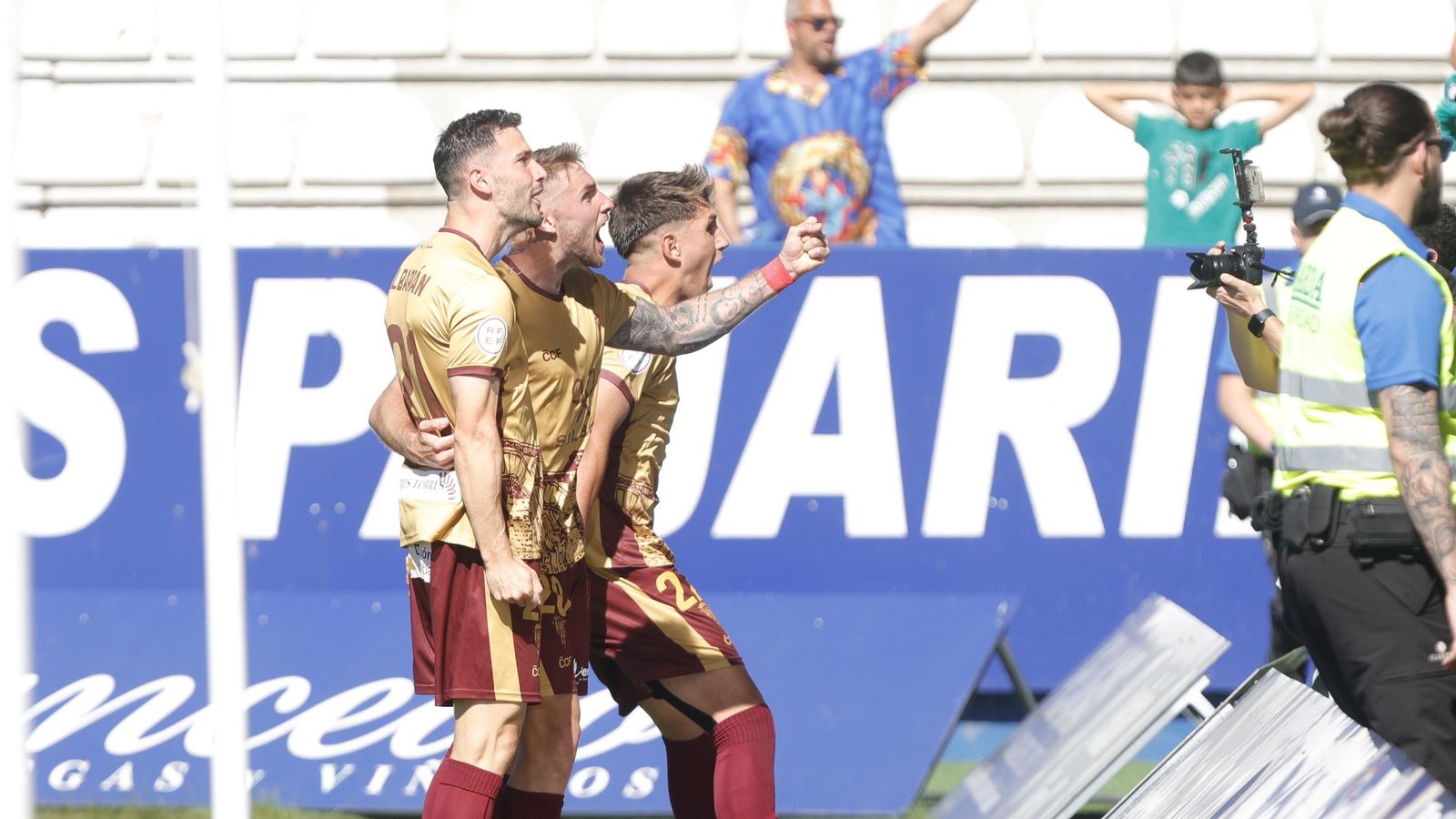 Casas celebra el gol del Córdoba CF en El Toralín con Albarrán y Mati Barboza.