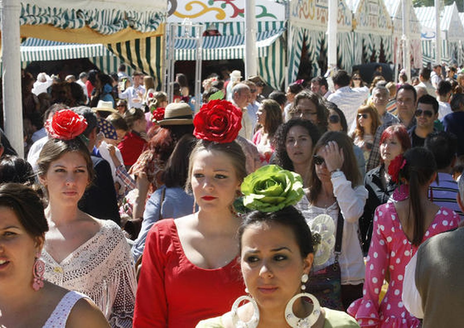 Jóvenes vestidas con traje de flamenca.

Foto: Fito Carreto