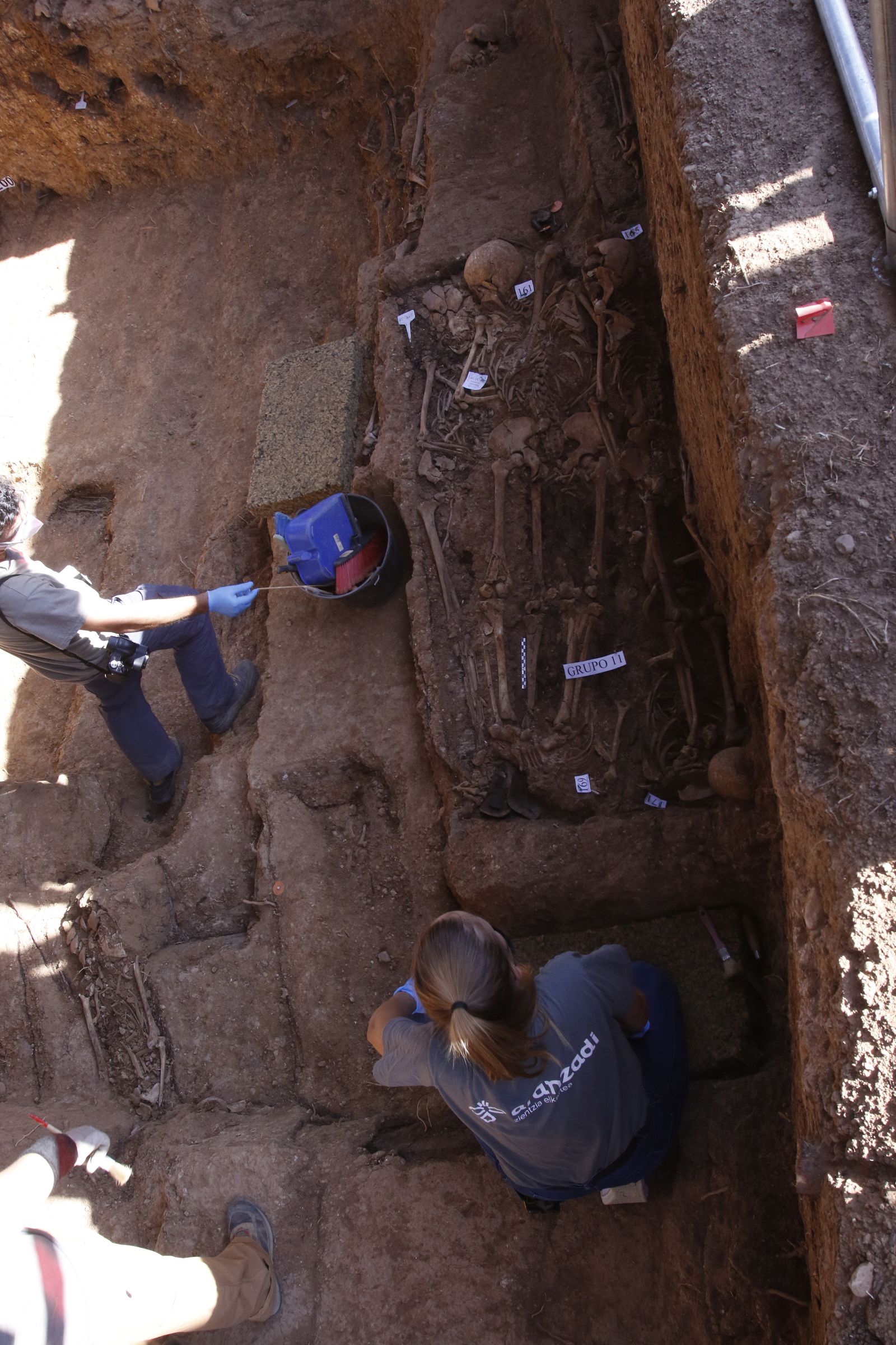 Visita a la fosa de Pico Reja