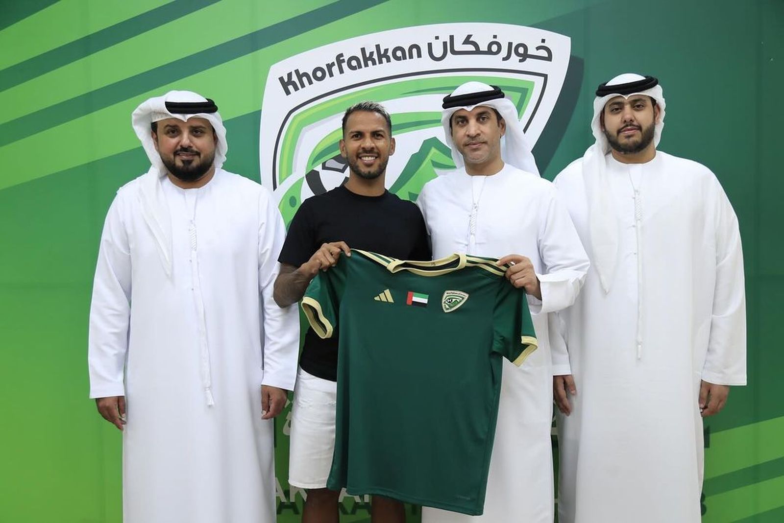 El jugador canario posa con la camiseta de su nuevo equipo.