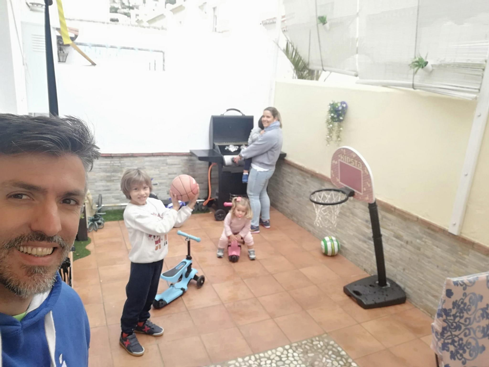 Antonio, en el patio de su casa, con sus tres hijos y su mujer, María.