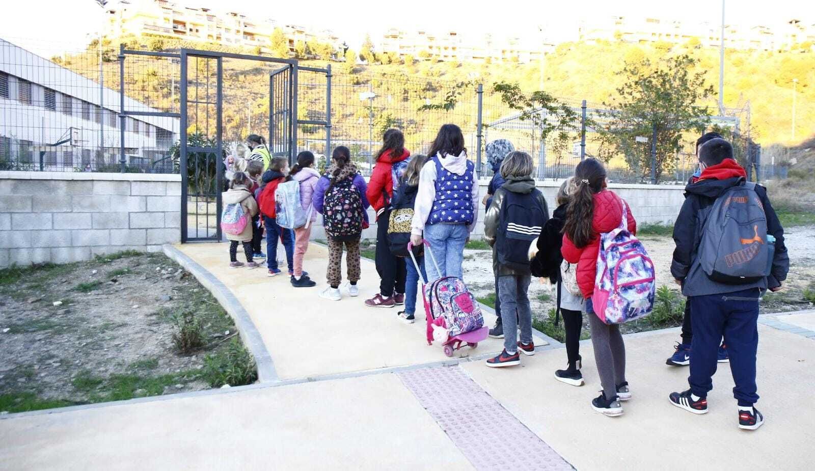 Alumnos, este lunes, en el primer día de clase después de las vacaciones navideñas.