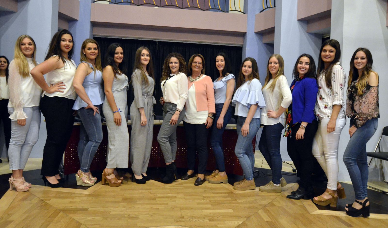 La reina infantil y sus damas de honor.