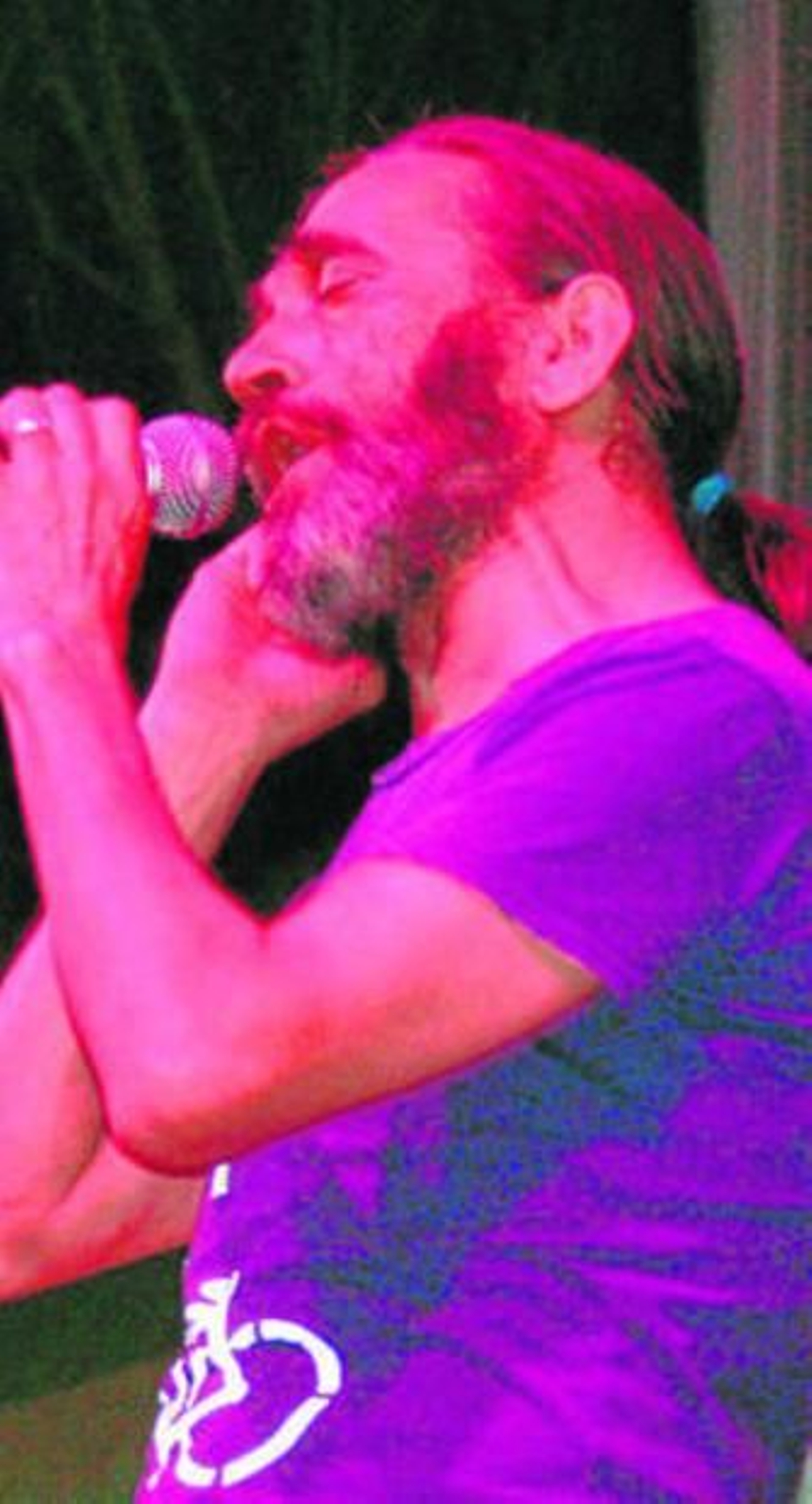 Chico Ocaña ofreció su sarcástico e irónico repertorio muy propio.