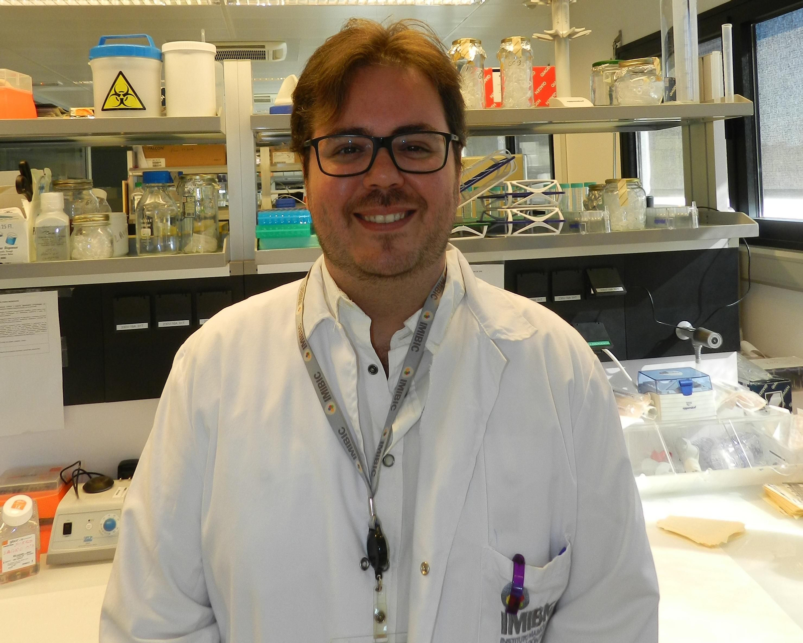 El investigador de Imibic Antonio Rivero recibe premio joven nacional por trabajos sobre sida