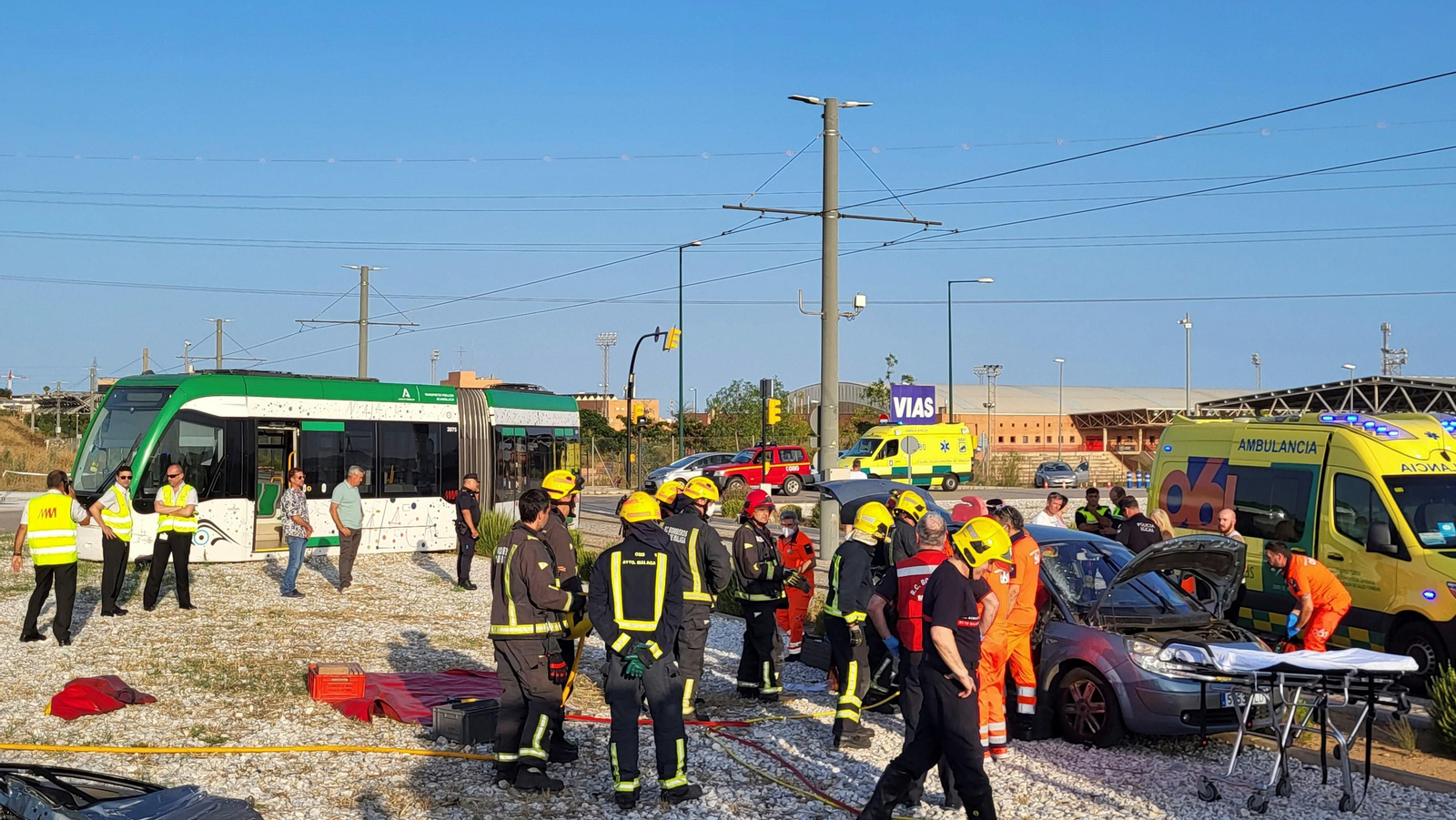 Las fotos del accidente entre el Metro de Málaga y un coche en El Cónsul
