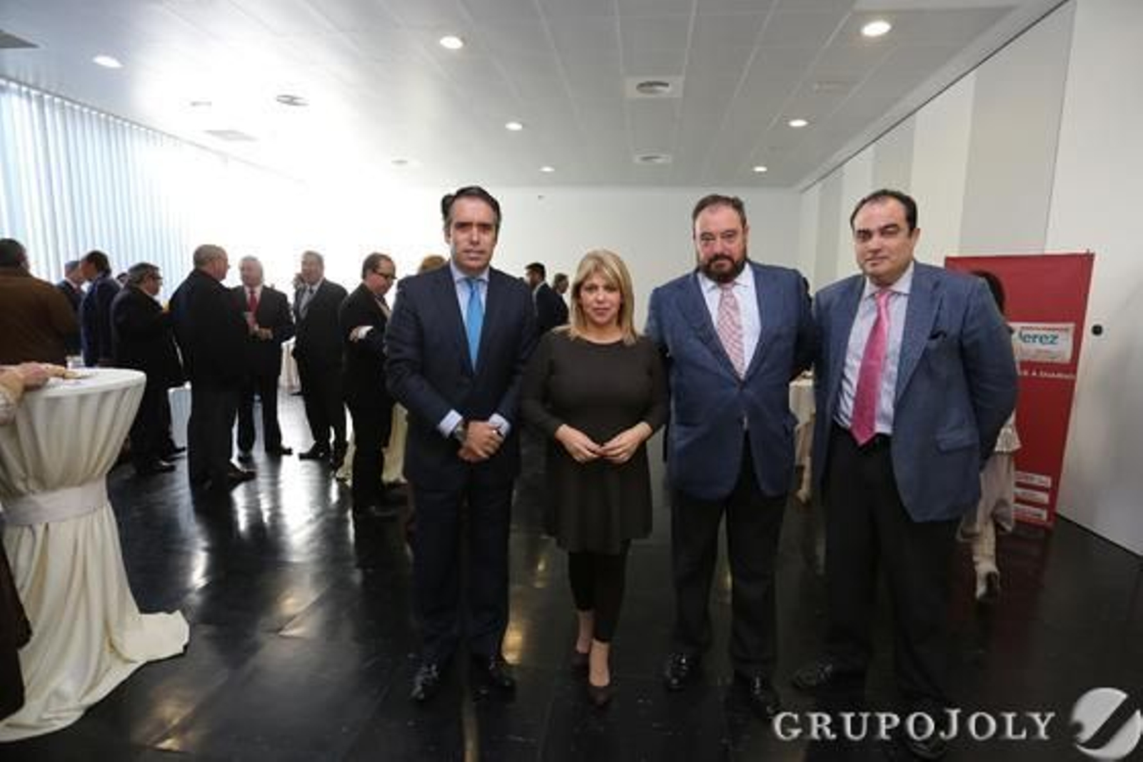 La alcaldesa jerezana, Mamen Sánchez, junto al director general del Grupo Joly, Tomás Valiente, y los directores de Diario de Jerez y Diario de Cádiz, Rafael Navas y David Fernández, respectivamente. 

Foto: Lobo / Pascual