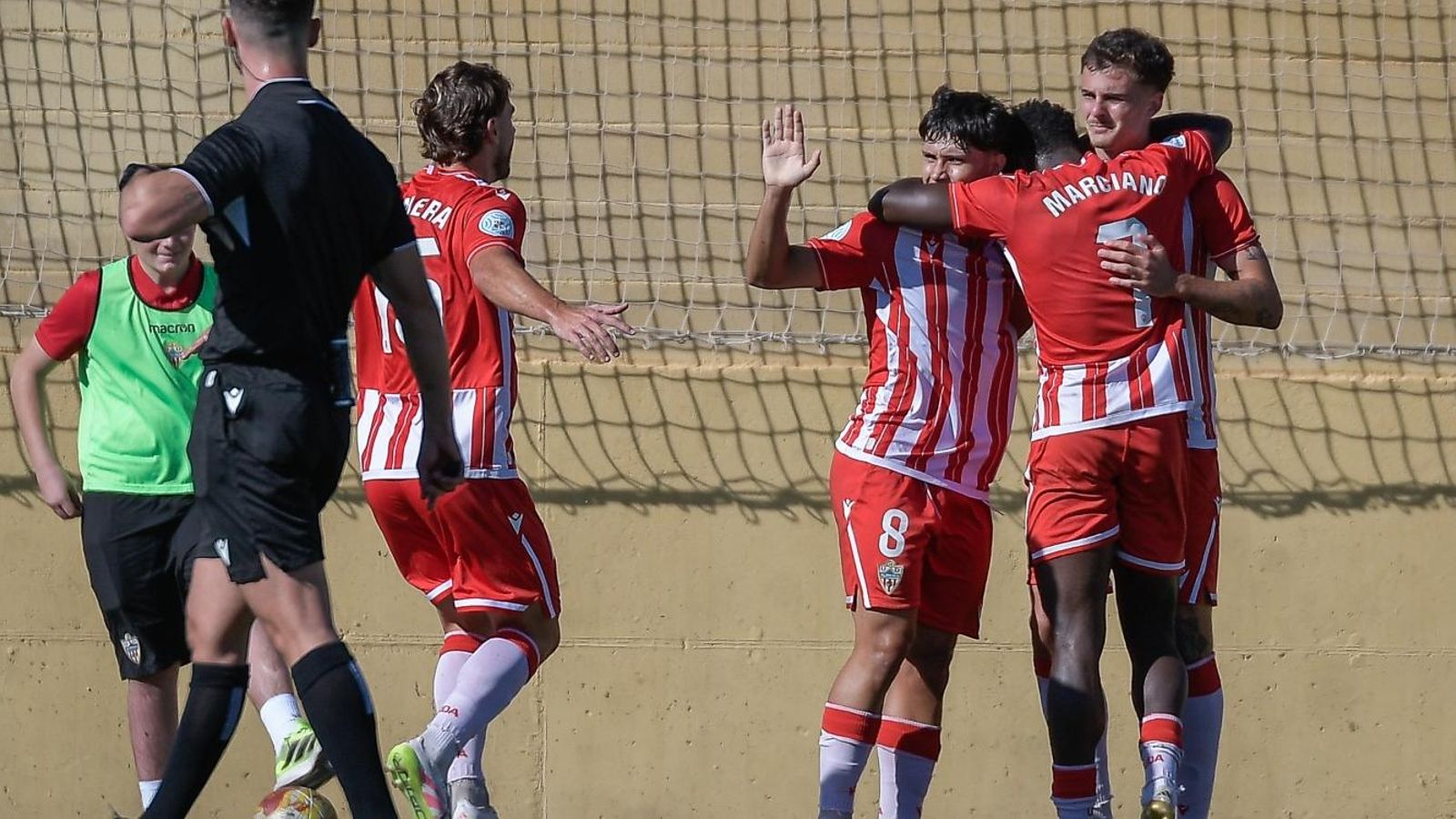 Iker Burgos, Marciano y Joan se abrazan a la espera de que se una Romera en la piña.