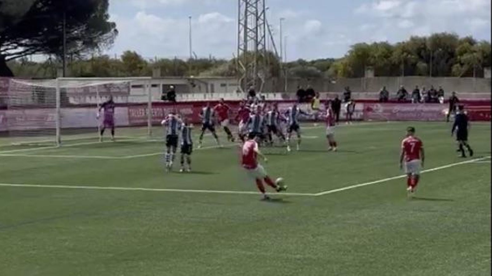 La falta del gol anulado a Kevin por fuera de juego de un atacante racinguista.