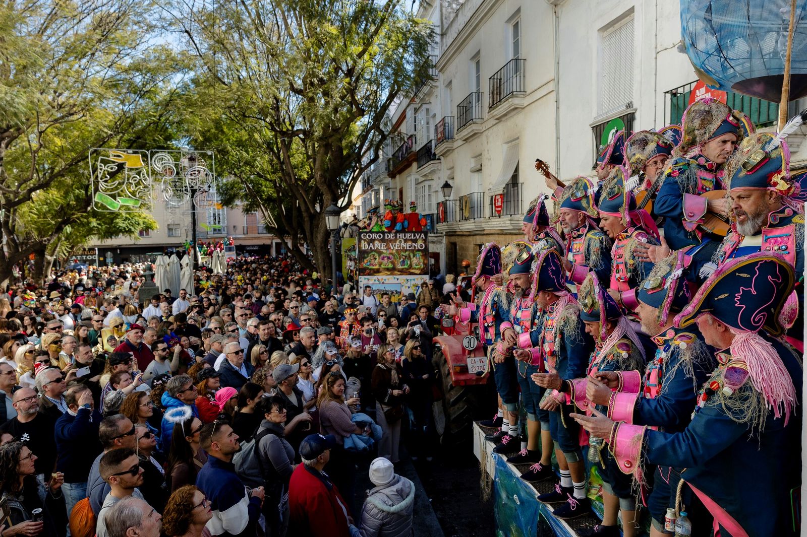 El coro ‘Los caletarios’ en el carrusel de El Mentidero ante una plaza abarrotada.