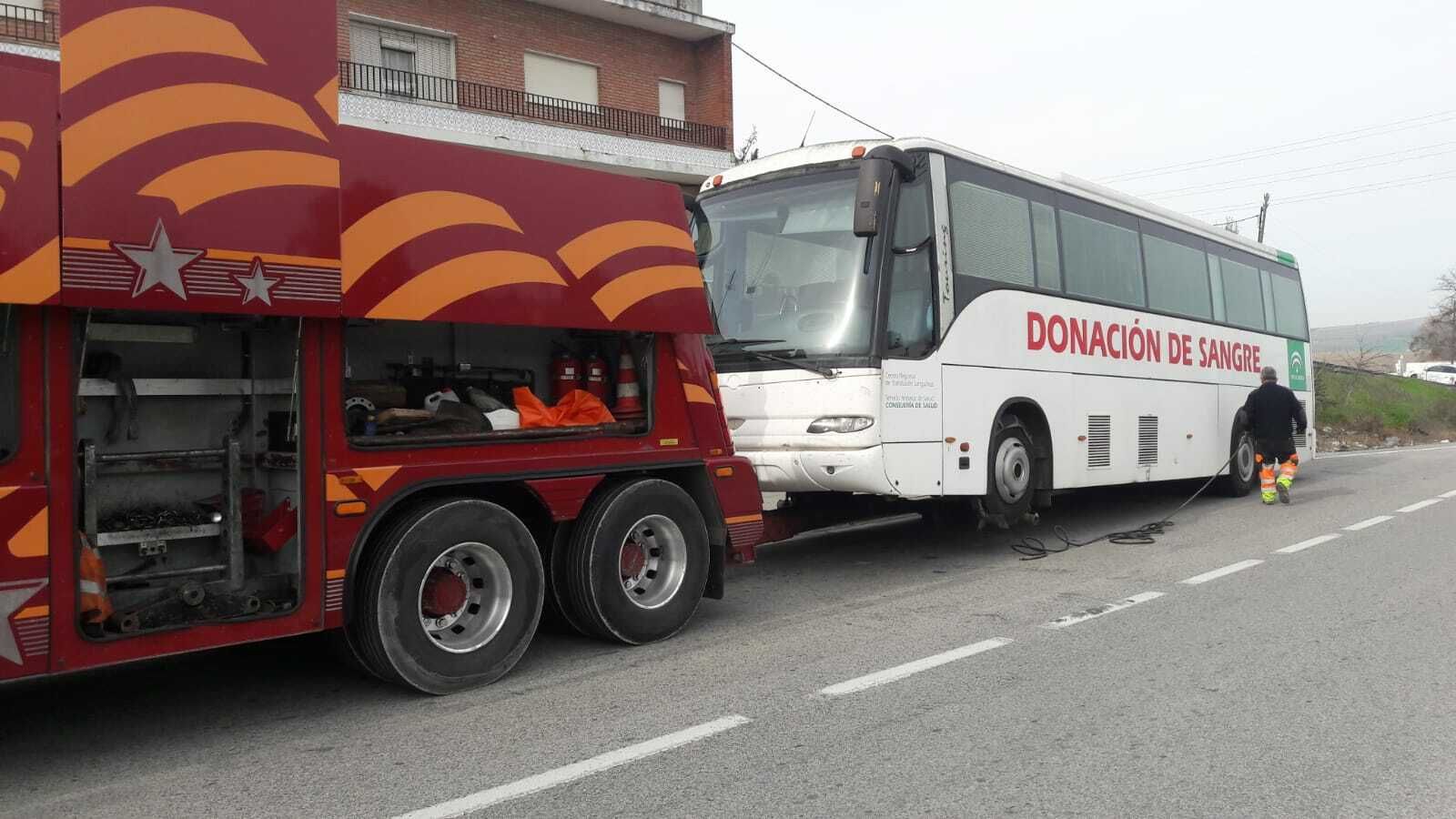 Un momento previo al traslado del autobús.