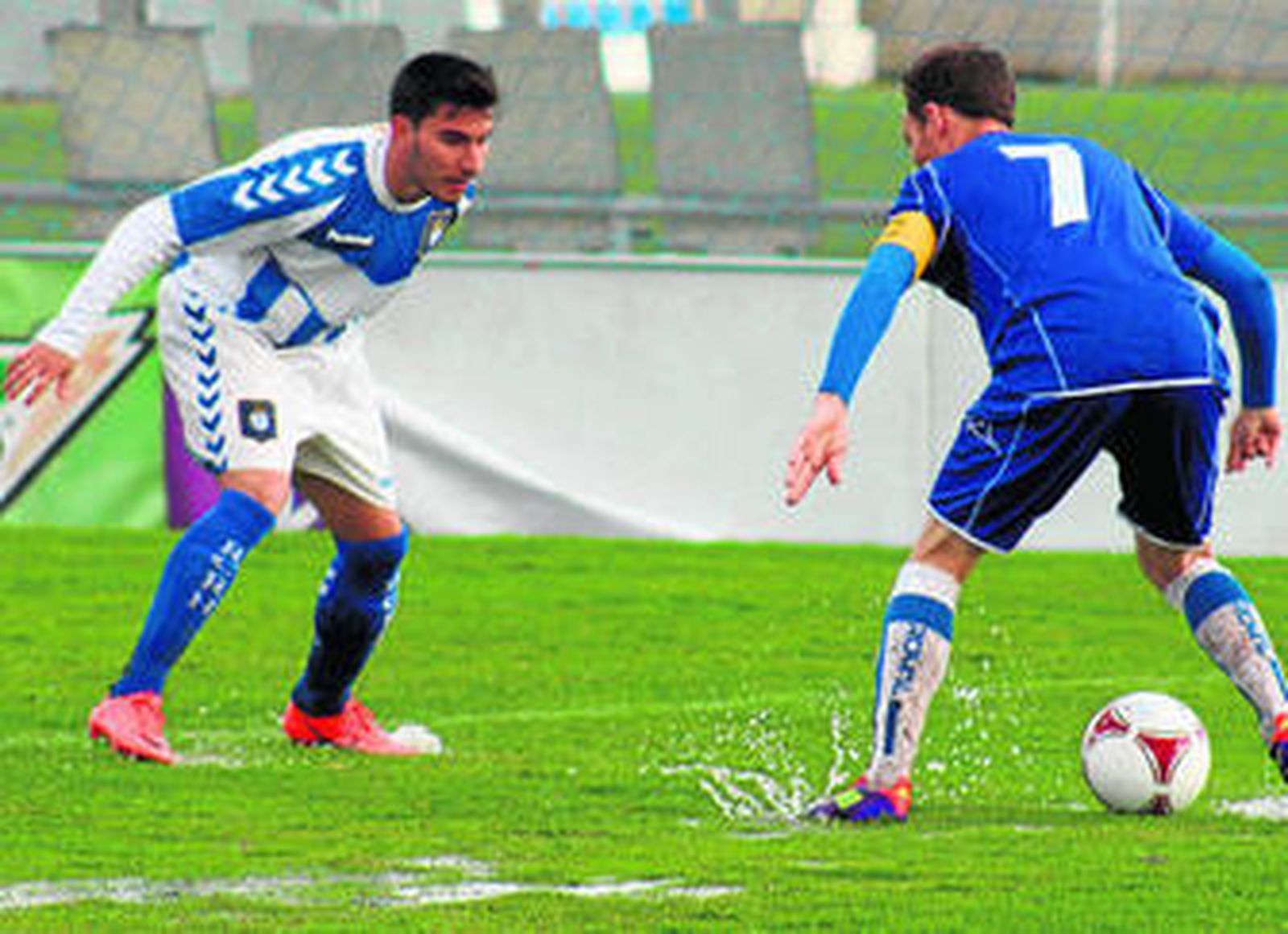 Tomás Girón (izquierda) vio una amarilla ante el Alcalá que le impide alinearse con el Recre B frente al Cádiz B.