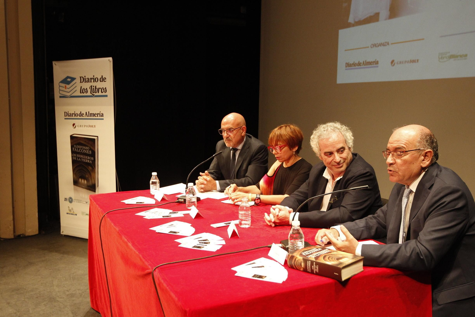 l Antonio Lao, María del Mar Ruiz, Ildefonso Falcones y Antonio Galindo durante la presentación de la novela.