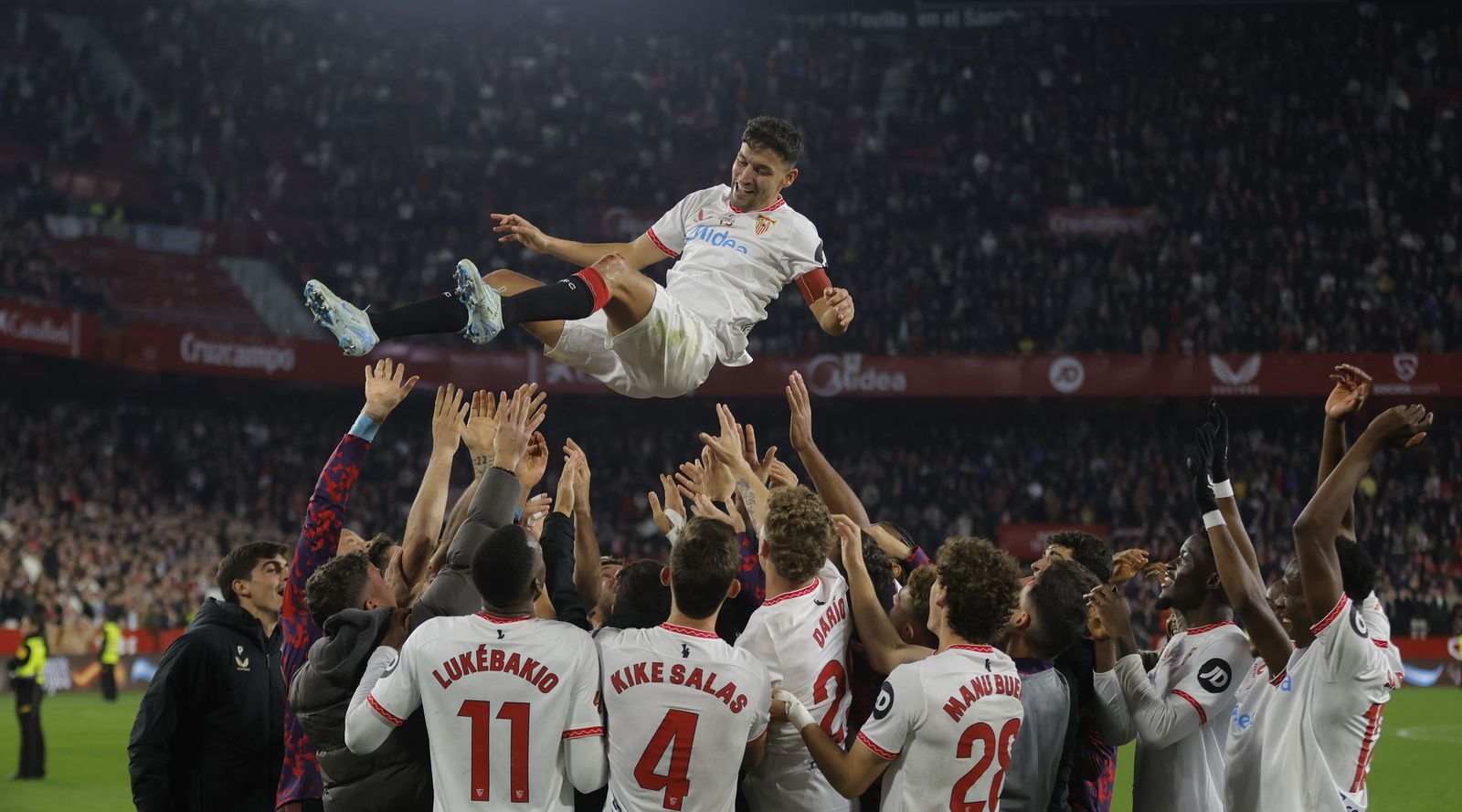 La premiada foto del manteo a Jesús Navas en su adiós obra de Antonio Pizarro.