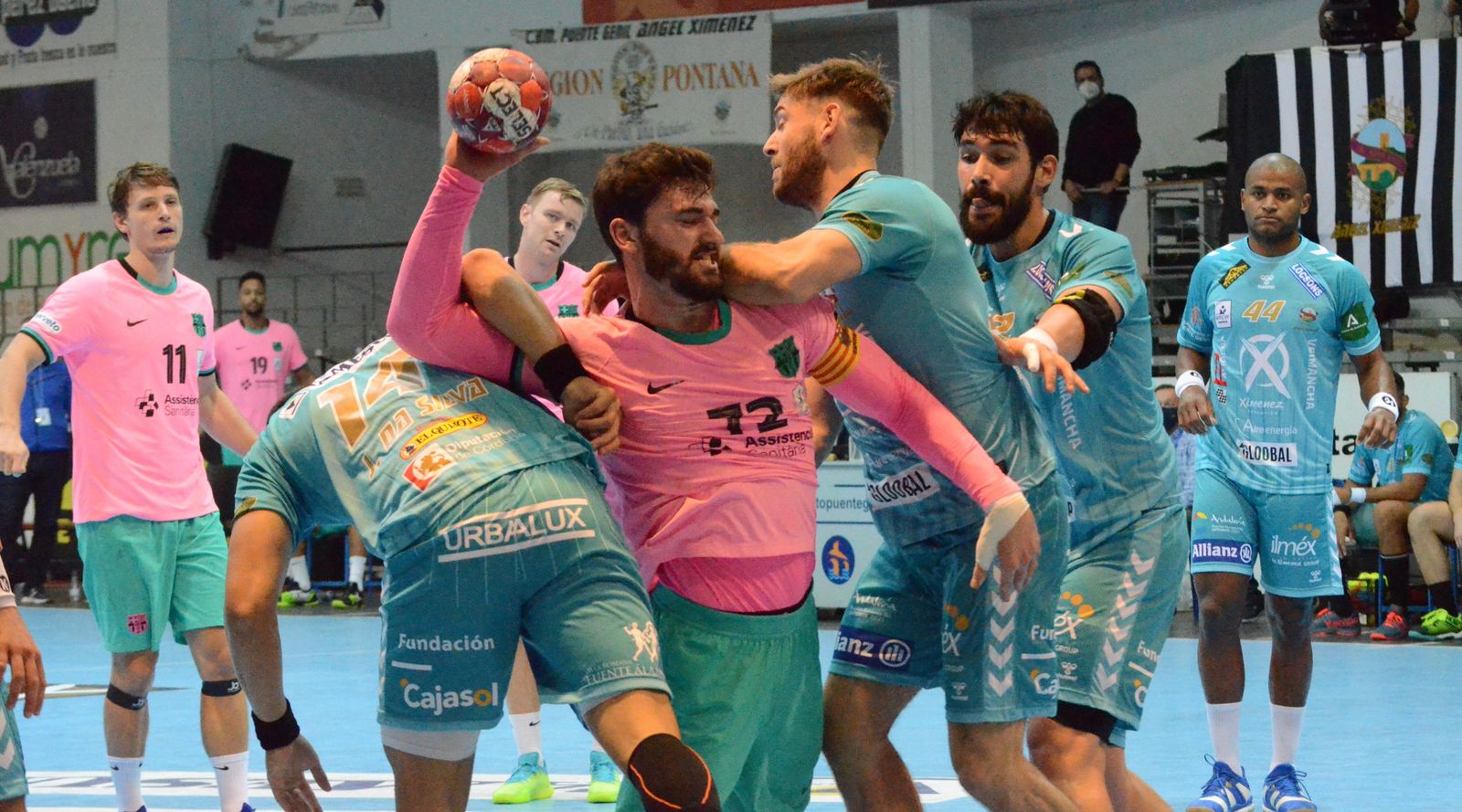 La defensa del Ángel Ximénez trata de frenar a Ludovic Fabregas, pivote del Barça.