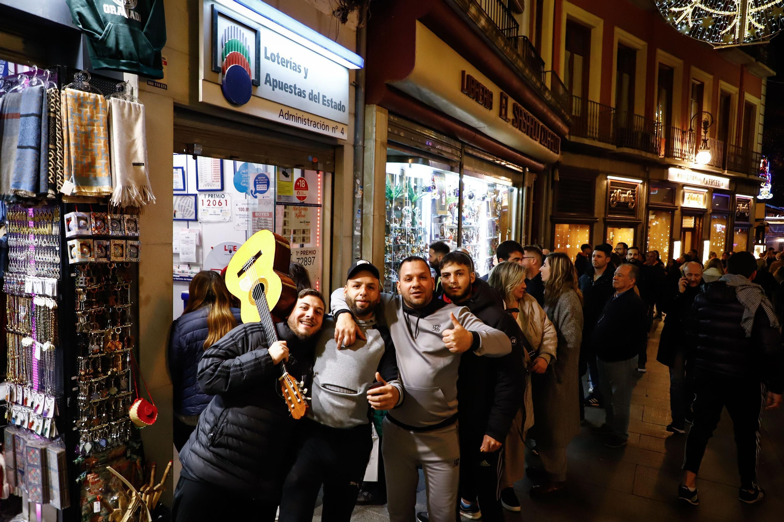 Imagen de las colas frente a la administración de la calle Príncipe de Granada, la única que ha repartido dos veces el Gordo
