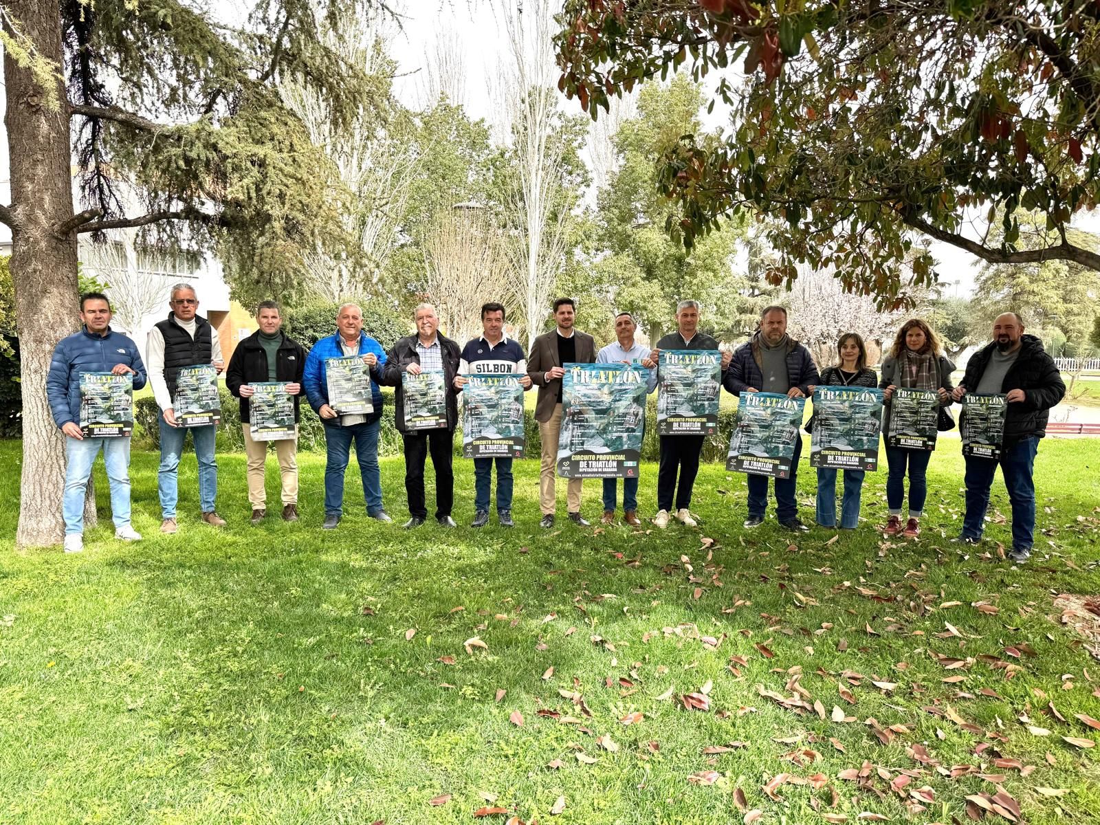 Los representantes de los municipios que acogerán el circuito junto al diputado de Deportes Eric Escobedo.
