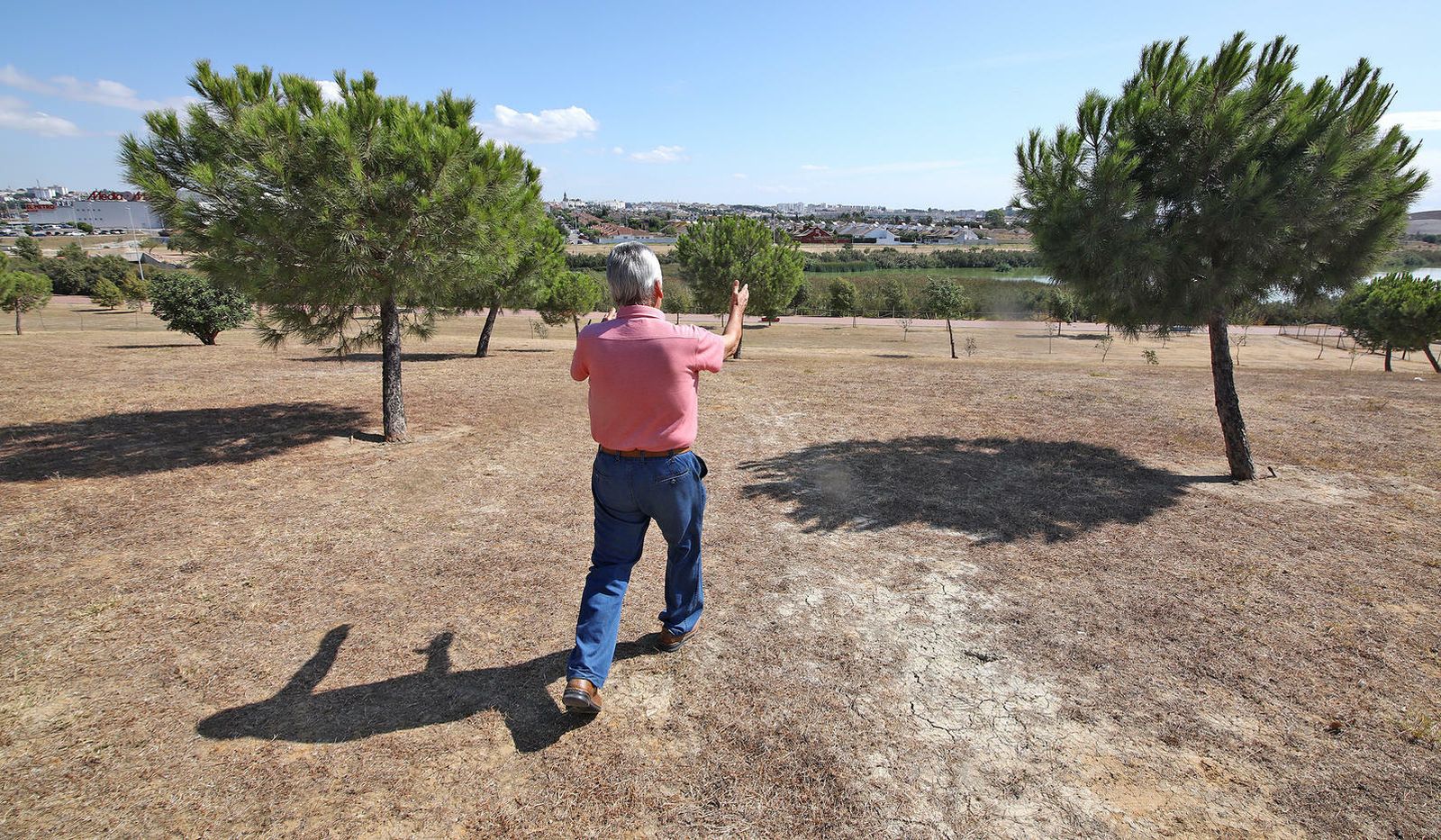 José María Ibáñez muestra el entorno de la Laguna.