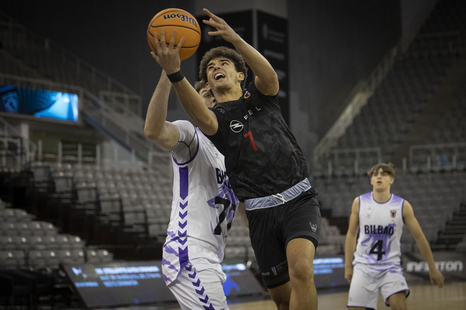 Luca Medal trata trata de anotar con una bandeja.