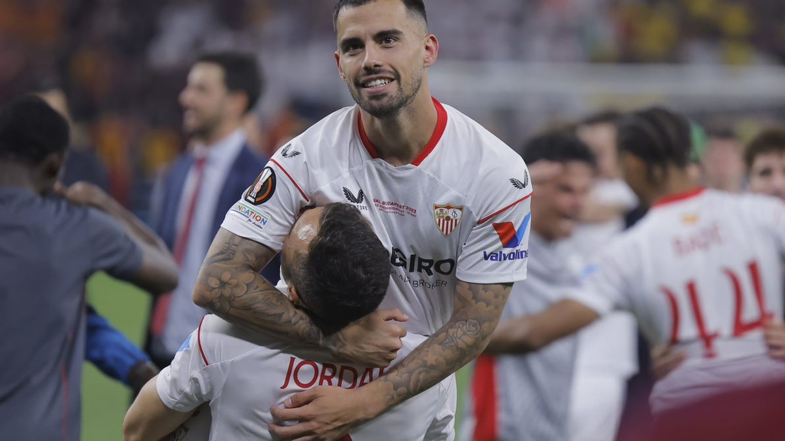 Suso es abrazado por Joan Jordán.