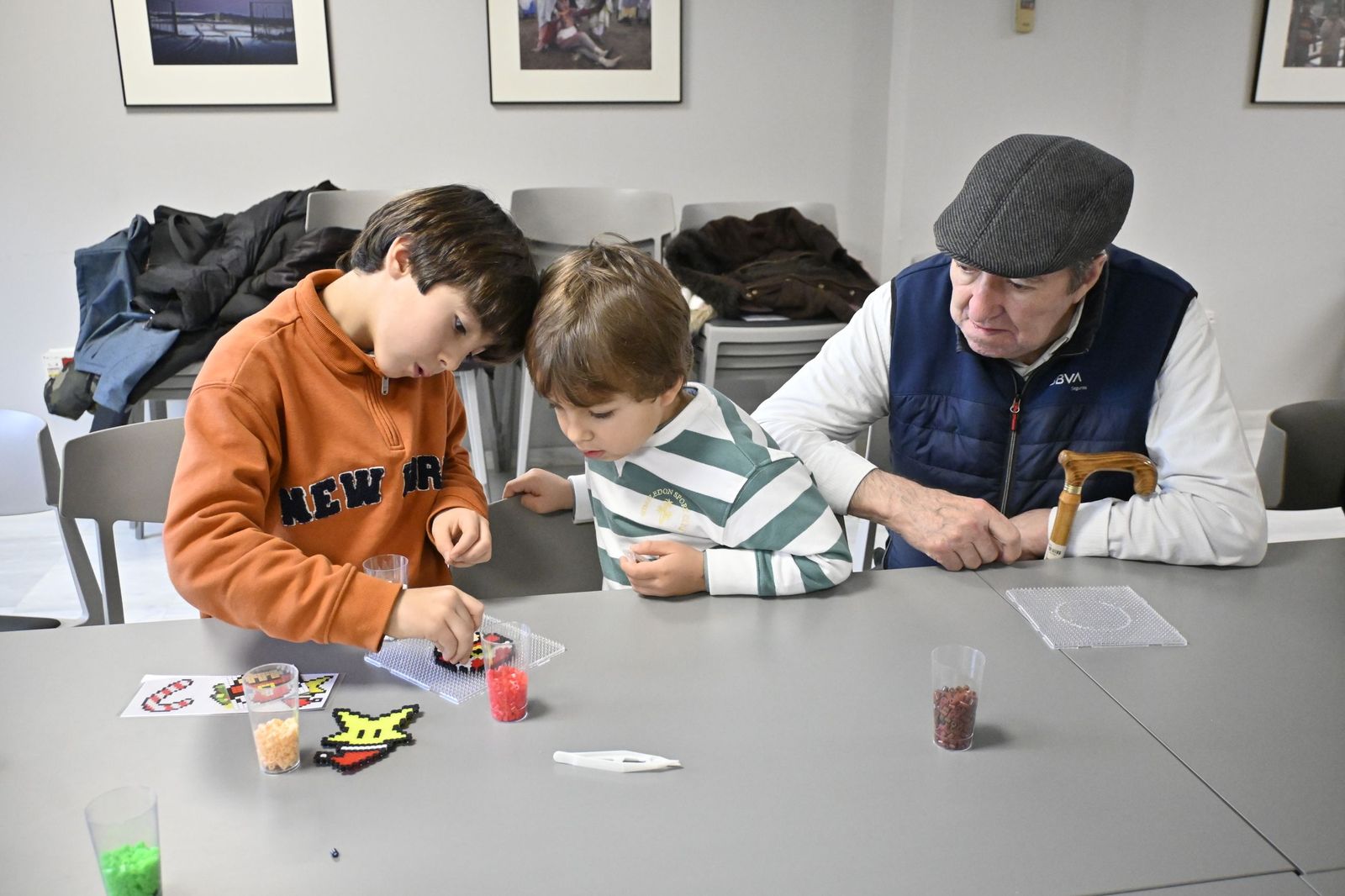 Las fotografías el taller que ofrece la Fundación Cajasol más espectáculo variado con Triky Trake