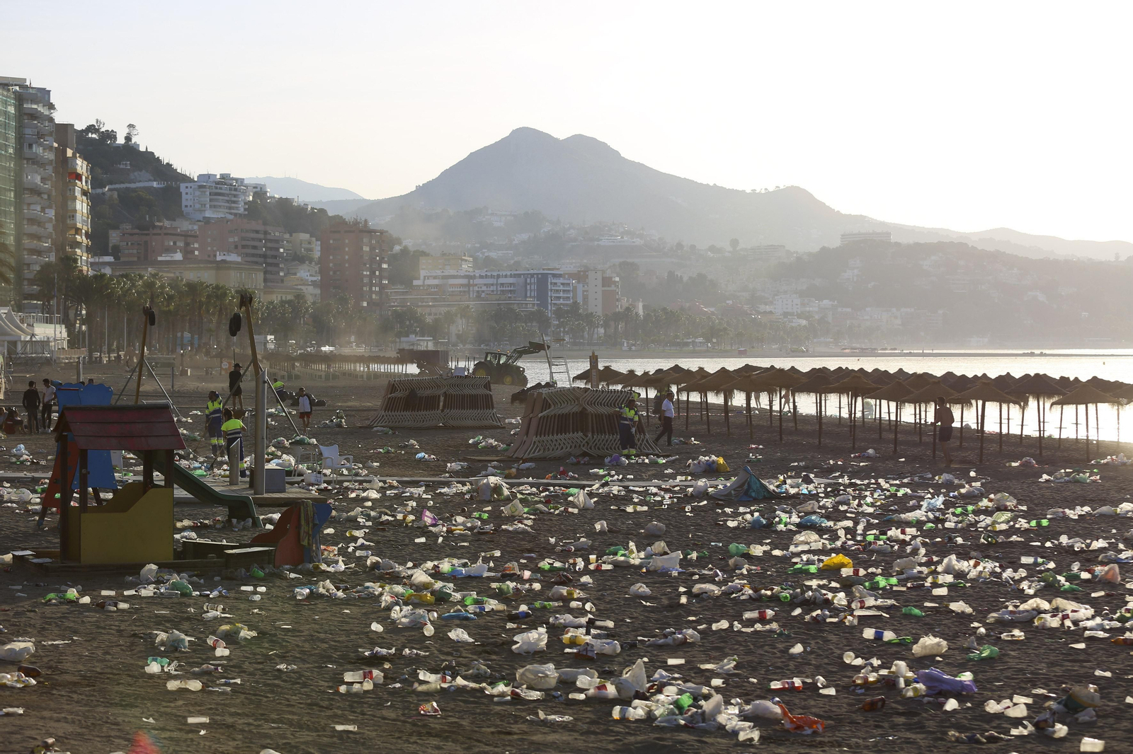 Las fotos de la basura en las playas de Málaga tras San Juan