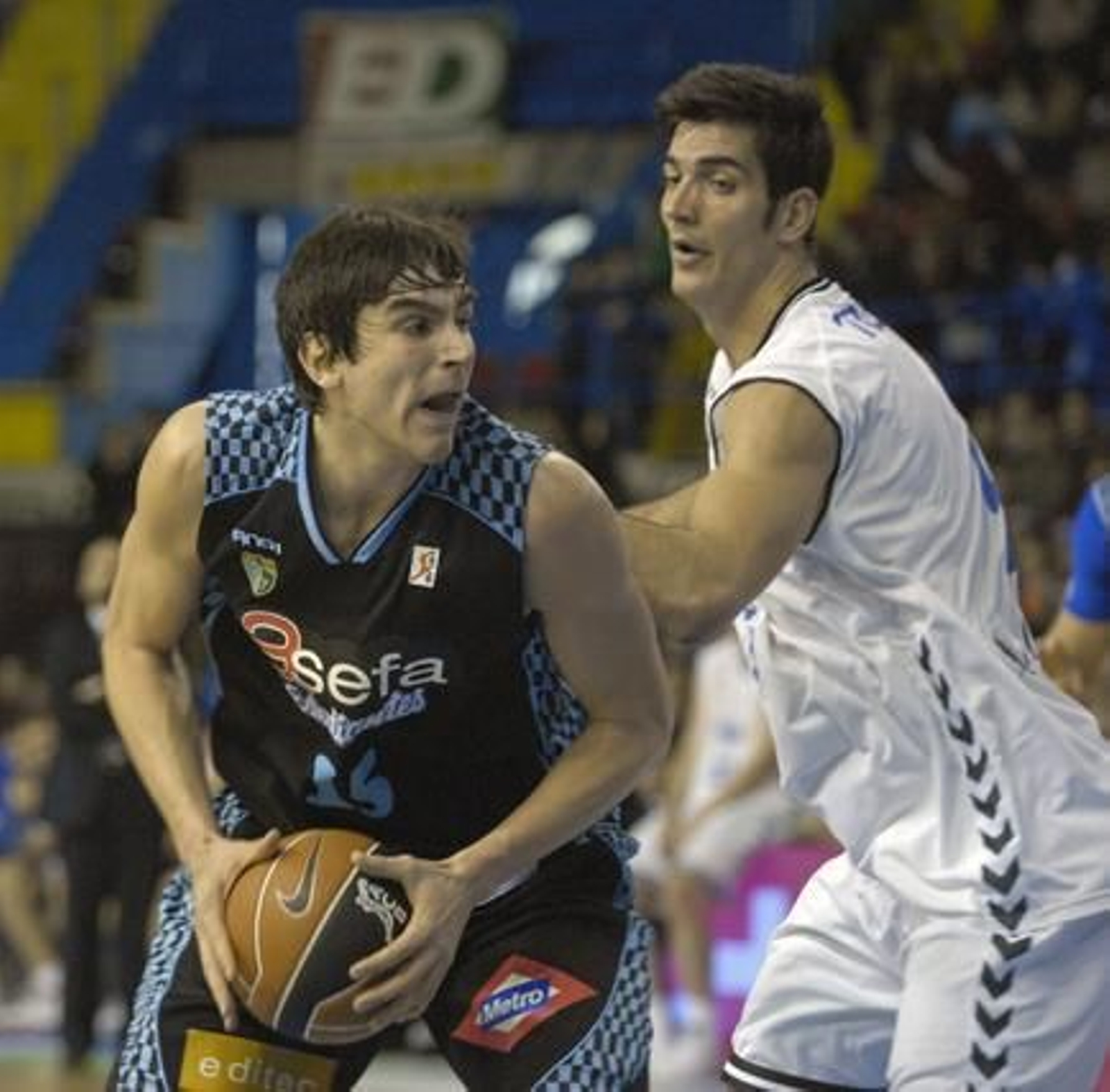 Trigueros intenta arrebatarle el balón a Suárez.

Foto: Manuel Gómez