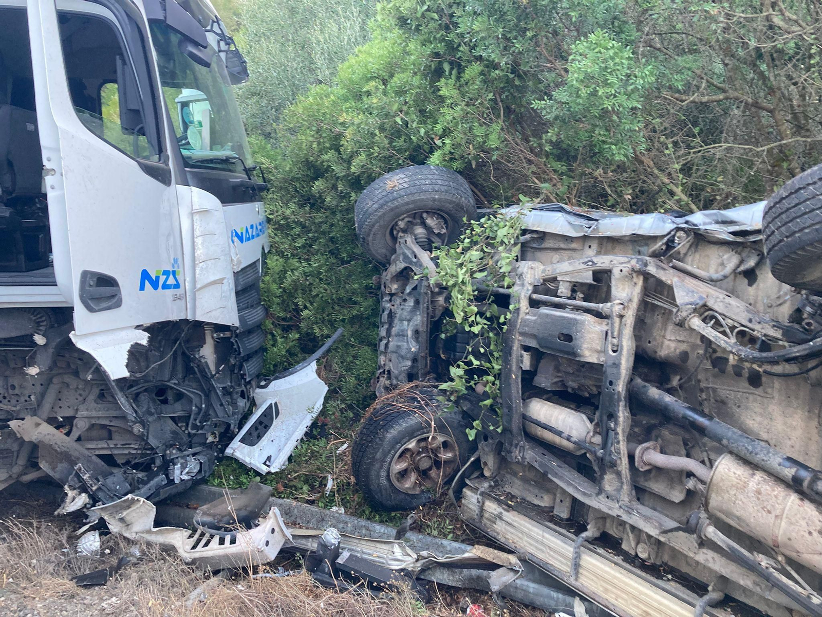 Así quedó el todoterreno arrollado por un camión en la cuneta de la A-381 en Los Barrios