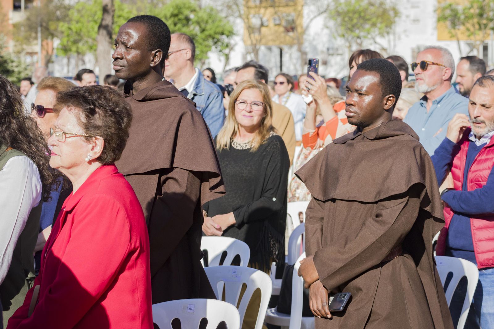 Misa de campaña frente a la parroquia del Cristo de la Sed con la Virgen del Carmen