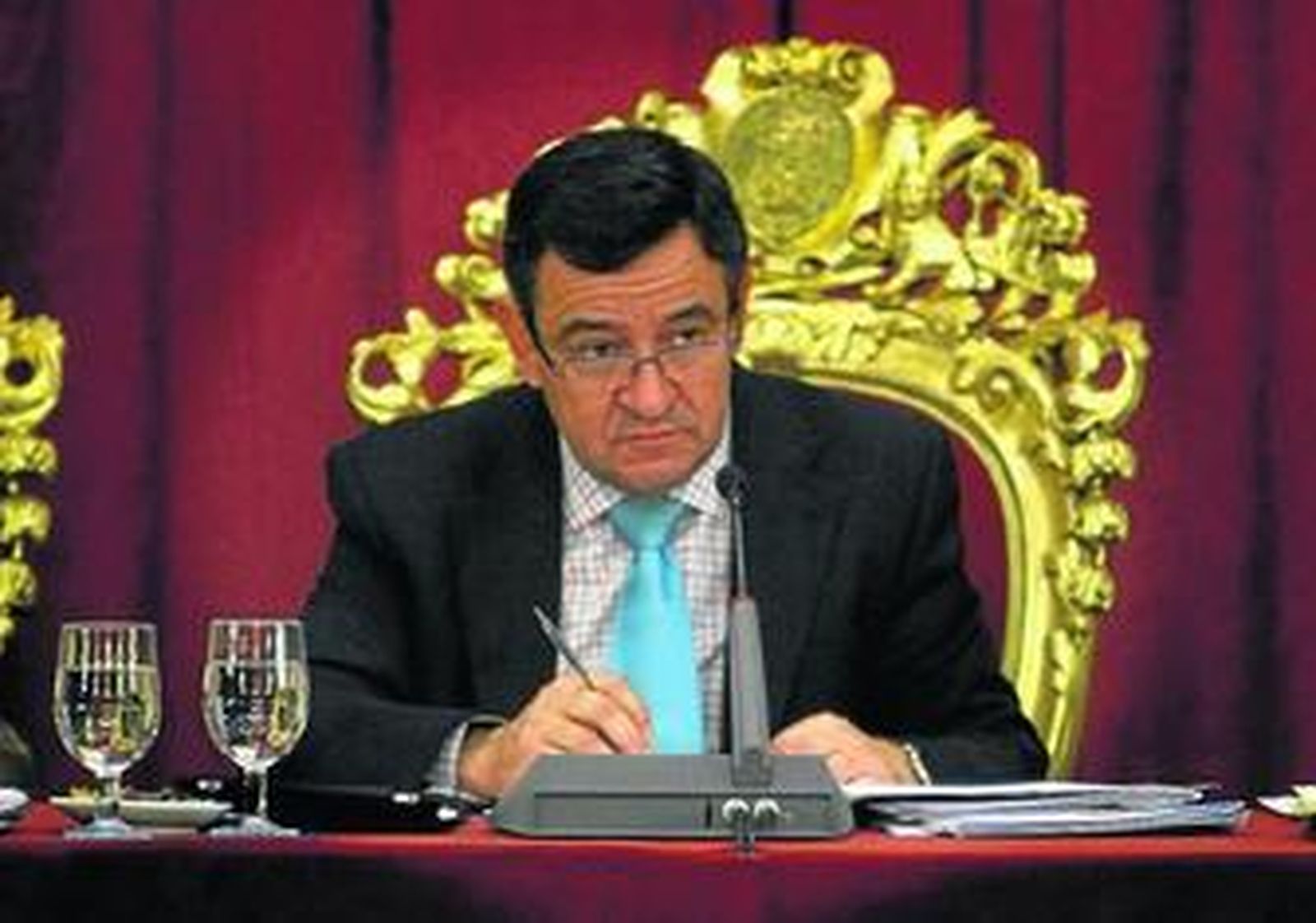 José Loaiza preside uno de los plenos celebrados en la Diputación Provincial.