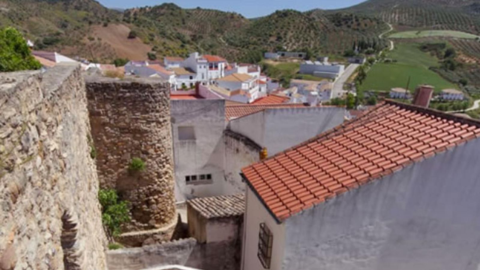 Antigua muralla de Torre Alháquime.
