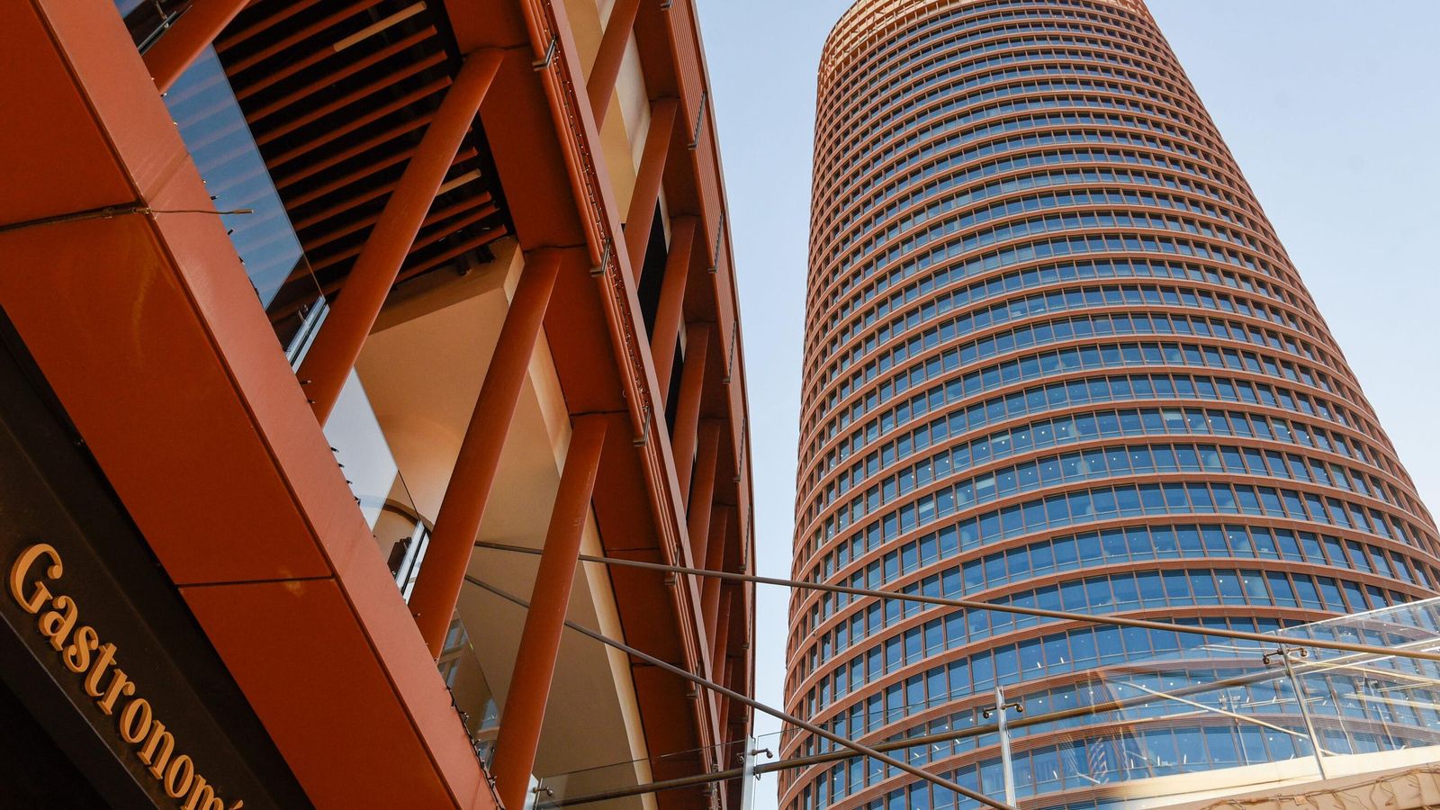 Rascacielos Torre Sevilla, ubicado en la isla de la Cartuja