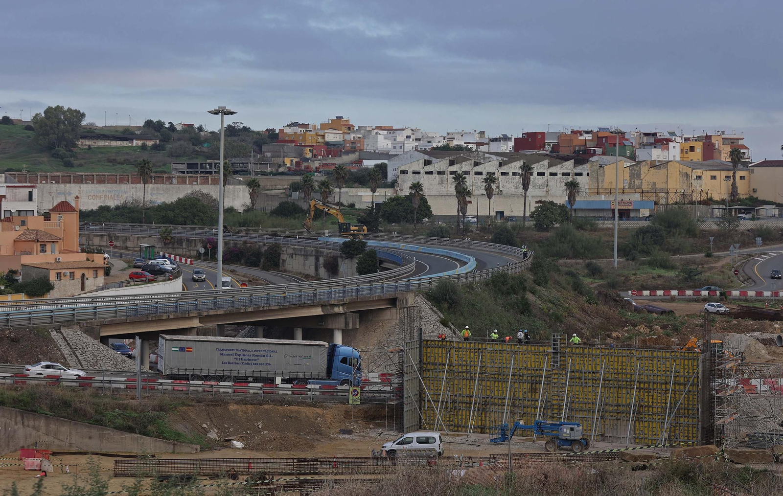 El inicio del derribo del puente de Los Pastores de Algeciras, en imágenes