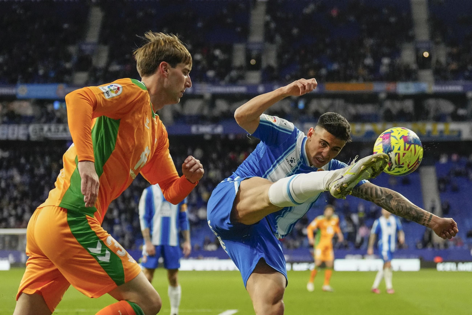 Despeje de Rubén Sánchez en un partido contra el Betis