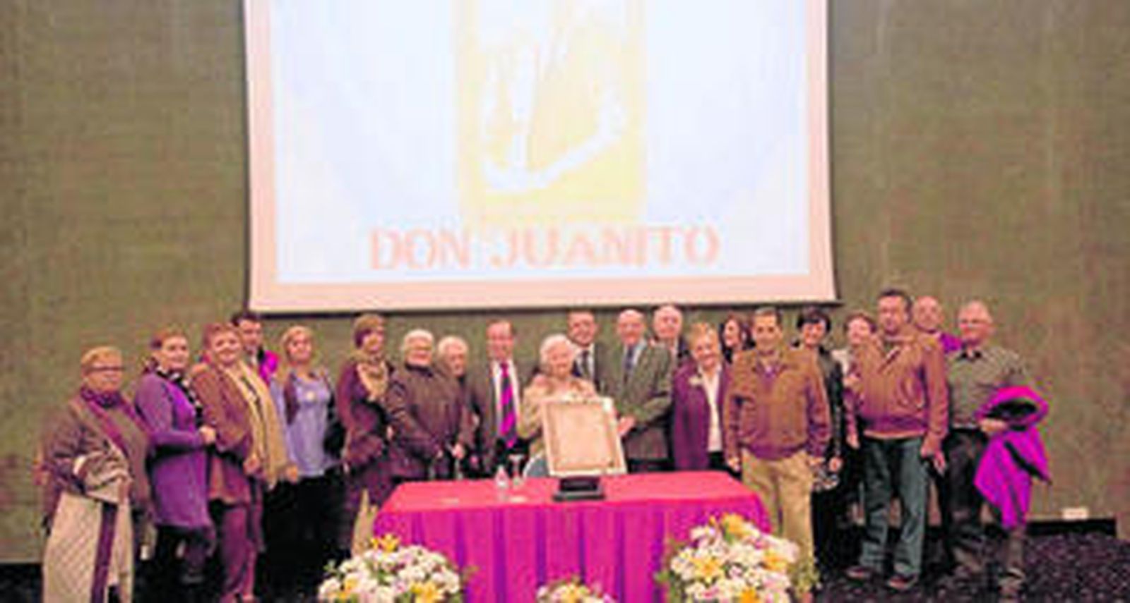 El alcalde, Soiza y miembros del Grupo de Amigos de Don Juanito el médico, ayer tras el acto.