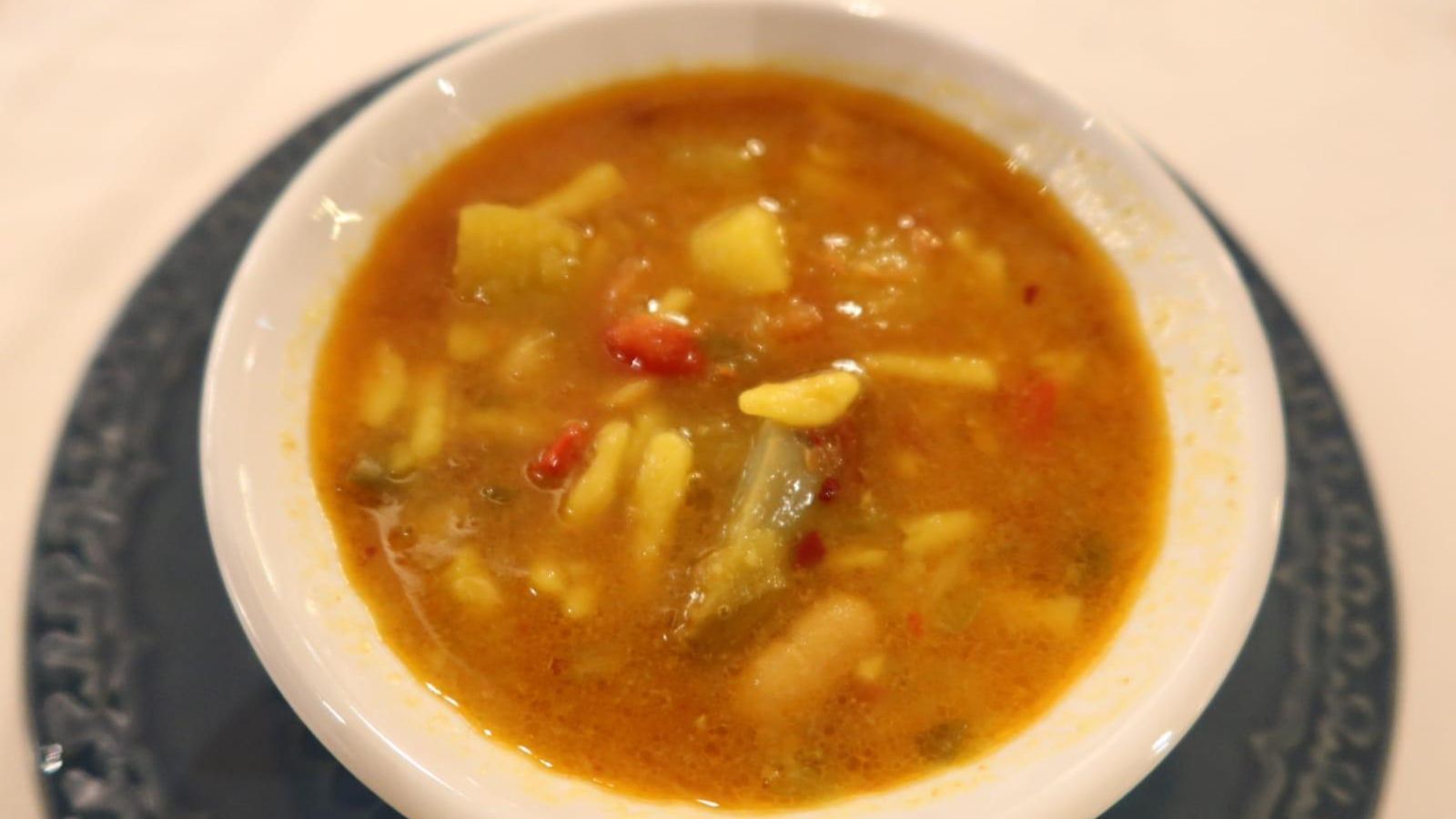 Gurullos con falda de toro.