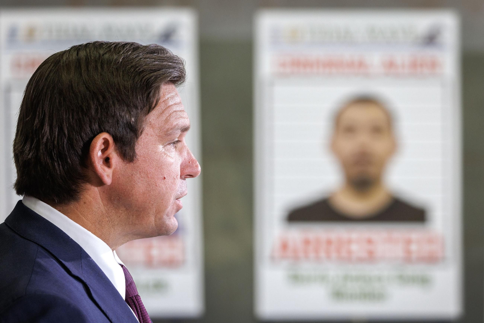 DeSantis anuncia el inicio de los traslados de inmigrantes desde la prisión Alligator Alcatraz en Florida.
