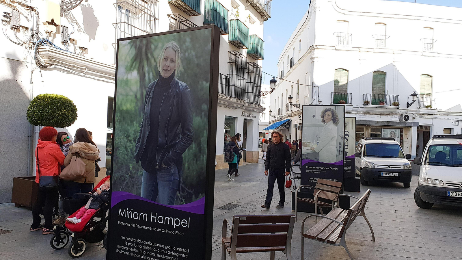 Algunos de los carteles expuestos en la calle Constitución, junto al Ayuntmiento