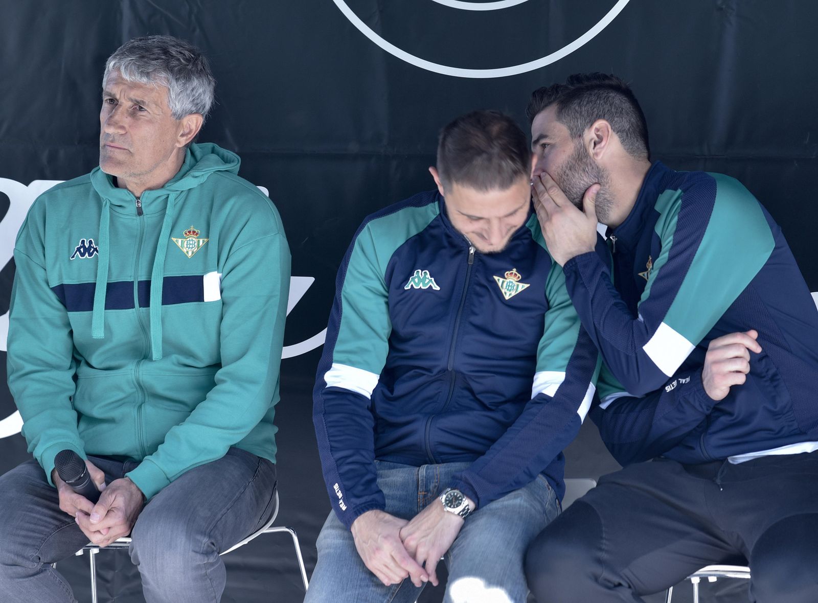 Las imágenes de la entrega de sus nuevos Alfa Romeo a la plantilla del Betis